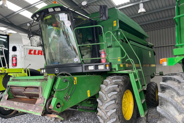 ⁠John Deere 2058 Combine harvester